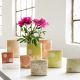 handgefertigte Vasen mit lichten, starken Farben und verschiedenen Dekoren der Keramikerein Uta Minnich