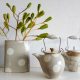 handgemachte Vase und Teekannen in hellen weiß/grau Tönen von der Keramikerin Uta Minnich